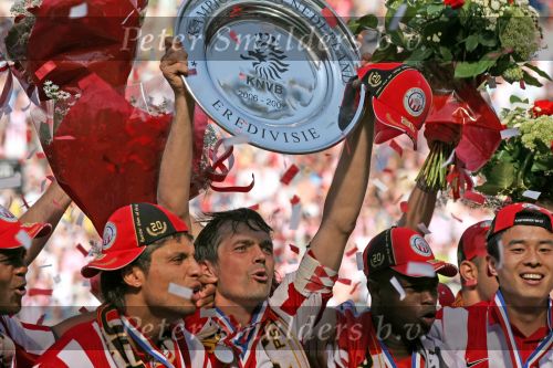 Eindhoven, 29 April 2007 Kampioenswestrijd PSV-Vitesse, eindstand 5-1
Seizoen 2006/2007 Onverwachts landskampioenschap voor PSV doordat de concurrent AZ verloor en Ajax een doelpunt tekort kwam
Phillip Cocu toont de kampioensschaal en is blij samen met o.a. Ibrahim Afellay Manuel Da Costa, Arouna Kone en Diego Tardelli,Gomes, Eric Addo, Alex PSV,Sun Xiang, Ibrahim Afellay, Timmy Simons, Patrick Kluivert, Jan Kromkamp en Jefferson Farfan
Dit was officieel de laatste wedstrijd voor PSV-aanvoerder Phillip Cocu