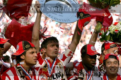 Eindhoven, 29 April 2007 Kampioenswestrijd PSV-Vitesse, eindstand 5-1
Seizoen 2006/2007 Onverwachts landskampioenschap voor PSV doordat de concurrent AZ verloor en Ajax een doelpunt tekort kwam
Phillip Cocu toont de kampioensschaal en is blij samen met o.a. Ibrahim Afellay Manuel Da Costa, Arouna Kone en Sun Xiang
Dit was officieel de laatste wedstrijd voor PSV-aanvoerder Phillip Cocu