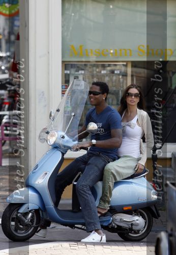 Amstedam 25 april 2007
Patrick Kluivert met fuck the paparazzi t shirt en zijn zwangere vriendin Rossana Lima op vespa scooter door amsterdam.