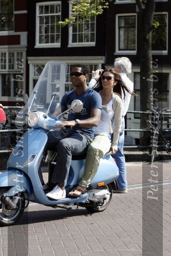 Amstedam 25 april 2007
Patrick Kluivert met fuck the paparazzi t shirt en zijn zwangere vriendin Rossana Lima op vespa scooter door amsterdam.
