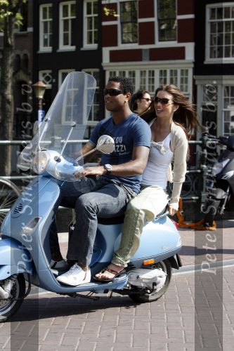 Amstedam 25 april 2007
Patrick Kluivert met fuck the paparazzi t shirt en zijn zwangere vriendin Rossana Lima op vespa scooter door amsterdam.