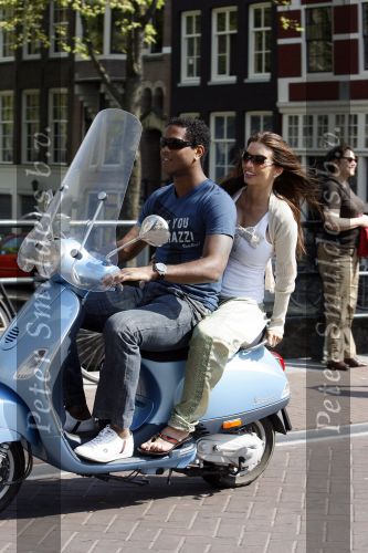 Amstedam 25 april 2007
Patrick Kluivert met fuck the paparazzi t shirt en zijn zwangere vriendin Rossana Lima op vespa scooter door amsterdam.