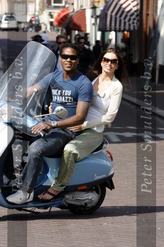 Amstedam 25 april 2007
Patrick Kluivert met fuck the paparazzi t shirt en zijn zwangere vriendin Rossana Lima op vespa scooter door amsterdam.