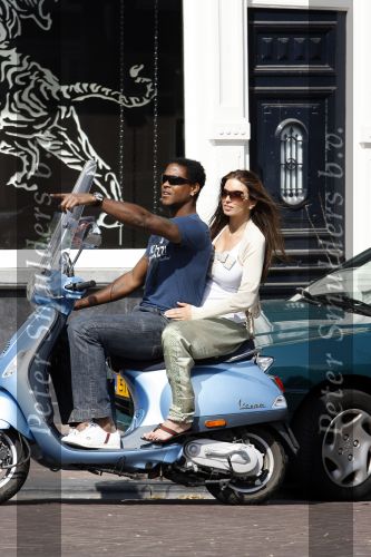 Amstedam 25 april 2007
Patrick Kluivert met fuck the paparazzi t shirt en zijn zwangere vriendin Rossana Lima op vespa scooter door amsterdam.