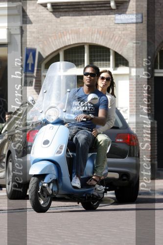 Amstedam 25 april 2007
Patrick Kluivert met fuck the paparazzi t shirt en zijn zwangere vriendin Rossana Lima op vespa scooter door amsterdam.