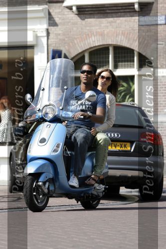 Amstedam 25 april 2007
Patrick Kluivert met fuck the paparazzi t shirt en zijn zwangere vriendin Rossana Lima op vespa scooter door amsterdam.