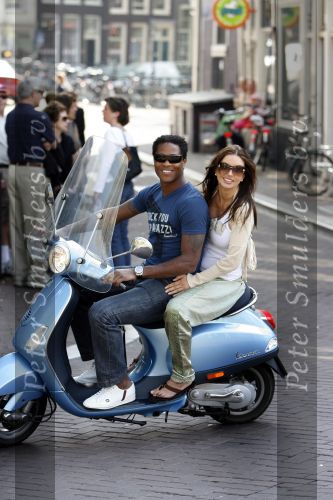 Amstedam 25 april 2007
Patrick Kluivert met fuck the paparazzi t shirt en zijn zwangere vriendin Rossana Lima op vespa scooter door amsterdam.