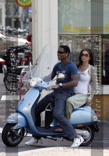 Amstedam 25 april 2007
Patrick Kluivert met fuck the paparazzi t shirt en zijn zwangere vriendin Rossana Lima op vespa scooter door amsterdam.