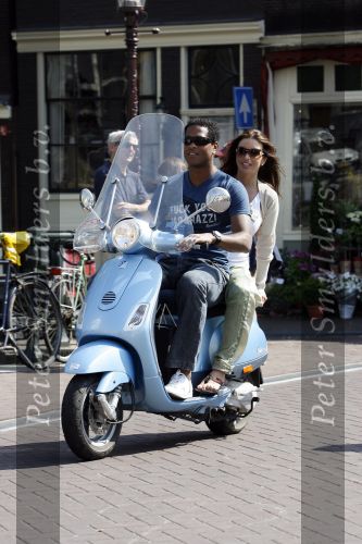 Amstedam 25 april 2007
Patrick Kluivert met fuck the paparazzi t shirt en zijn zwangere vriendin Rossana Lima op vespa scooter door amsterdam.