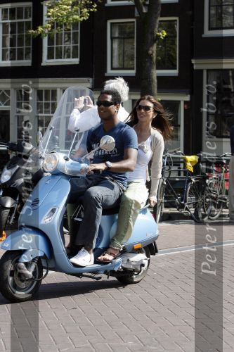 Amstedam 25 april 2007
Patrick Kluivert met fuck the paparazzi t shirt en zijn zwangere vriendin Rossana Lima op vespa scooter door amsterdam.