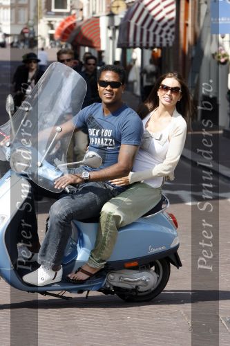 Amstedam 25 april 2007
Patrick Kluivert met fuck the paparazzi t shirt en zijn zwangere vriendin Rossana Lima op vespa scooter door amsterdam.