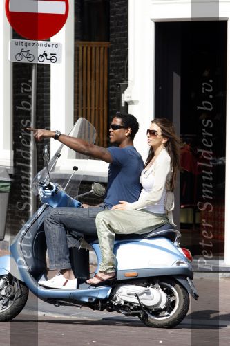 Amstedam 25 april 2007
Patrick Kluivert met fuck the paparazzi t shirt en zijn zwangere vriendin Rossana Lima op vespa scooter door amsterdam.
