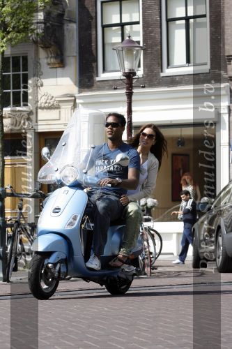 Amstedam 25 april 2007
Patrick Kluivert met fuck the paparazzi t shirt en zijn zwangere vriendin Rossana Lima op vespa scooter door amsterdam.