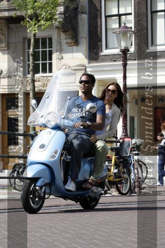 Amstedam 25 april 2007
Patrick Kluivert met fuck the paparazzi t shirt en zijn zwangere vriendin Rossana Lima op vespa scooter door amsterdam.