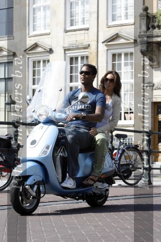 Amstedam 25 april 2007
Patrick Kluivert met fuck the paparazzi t shirt en zijn zwangere vriendin Rossana Lima op vespa scooter door amsterdam 2007.