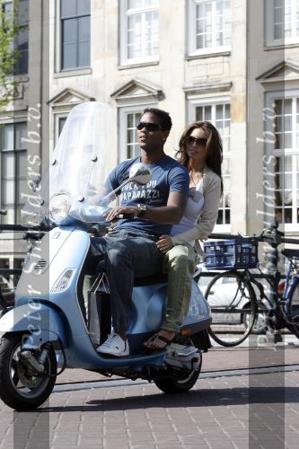 Amstedam 25 april 2007
Patrick Kluivert met fuck the paparazzi t shirt en zijn zwangere vriendin Rossana Lima op vespa scooter door amsterdam.
