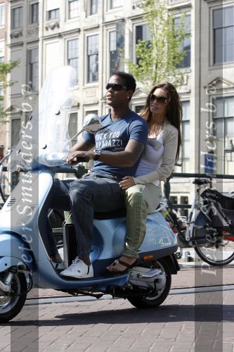 Amstedam 25 april 2007
Patrick Kluivert met fuck the paparazzi t shirt en zijn zwangere vriendin Rossana Lima op vespa scooter door amsterdam.