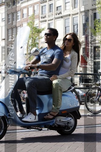 Amstedam 25 april 2007
Patrick Kluivert met fuck the paparazzi t shirt en zijn zwangere vriendin Rossana Lima op vespa scooter door amsterdam.