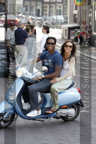 Amstedam 25 april 2007
Patrick Kluivert met fuck the paparazzi t shirt en zijn zwangere vriendin Rossana Lima op vespa scooter door amsterdam.
