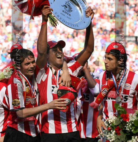 Eindhoven, 29 April 2007 Kampioenswestrijd PSV-Vitesse, eindstand 5-1
Seizoen 2006/2007 Onverwachts landskampioenschap voor PSV doordat de concurrent AZ verloor en Ajax een doelpunt tekort kwam
Patrick Kluivert en Phillip Cocu met de kampioensschaal