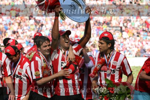 Eindhoven, 29 April 2007 Kampioenswestrijd PSV-Vitesse, eindstand 5-1
Seizoen 2006/2007 Onverwachts landskampioenschap voor PSV doordat de concurrent AZ verloor en Ajax een doelpunt tekort kwam
Patrick Kluivert, Manuel Da Costa en Phillip Cocu met de kampioensschaal