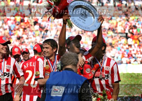 Eindhoven, 29 April 2007 Kampioenswestrijd PSV-Vitesse, eindstand 5-1
Seizoen 2006/2007 Onverwachts landskampioenschap voor PSV doordat de concurrent AZ verloor en Ajax een doelpunt tekort kwam
Patrick Kluivert, Phillip Cocu en Manuel Da Costa met de kampioensschaal