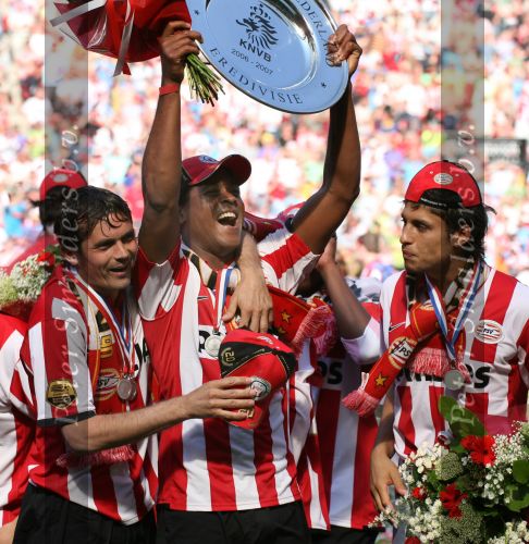Eindhoven, 29 April 2007 Kampioenswestrijd PSV-Vitesse, eindstand 5-1
Seizoen 2006/2007 Onverwachts landskampioenschap voor PSV doordat de concurrent AZ verloor en Ajax een doelpunt tekort kwam
Patrick Kluivert, Manuel Da Costa en Phillip Cocu met de kampioensschaal