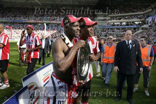 Eindhoven, 29 April 2007 Kampioenswestrijd PSV-Vitesse, eindstand 5-1
Seizoen 2006/2007 Onverwachts landskampioenschap voor PSV doordat de concurrent AZ verloor en Ajax een doelpunt tekort kwam
Patrick Kluivert en Arouna Kone met de kampioensschaal