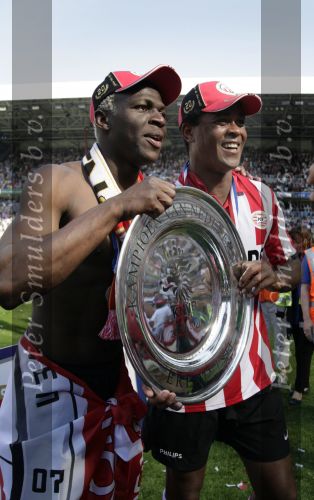 Eindhoven, 29 April 2007 Kampioenswestrijd PSV-Vitesse, eindstand 5-1
Seizoen 2006/2007 Onverwachts landskampioenschap voor PSV doordat de concurrent AZ verloor en Ajax een doelpunt tekort kwam
Patrick Kluivert en Arouna Kone met de kampioensschaal