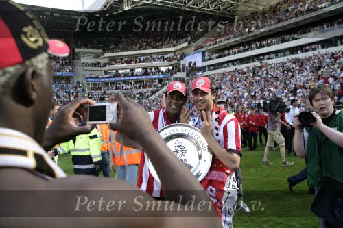 Eindhoven, 29 April 2007 Kampioenswestrijd PSV-Vitesse, eindstand 5-1
Seizoen 2006/2007 Onverwachts landskampioenschap voor PSV doordat de concurrent AZ verloor en Ajax een doelpunt tekort kwam
Patrick Kluivert en Manuel Da Costa met de kampioensschaal