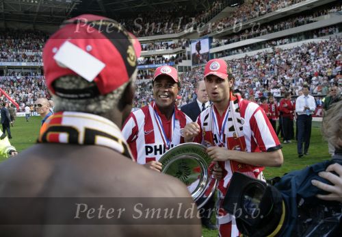 Eindhoven, 29 April 2007 Kampioenswestrijd PSV-Vitesse, eindstand 5-1
Seizoen 2006/2007 Onverwachts landskampioenschap voor PSV doordat de concurrent AZ verloor en Ajax een doelpunt tekort kwam
Patrick Kluivert en Manuel Da Costa met de kampioensschaal