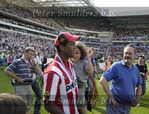 Eindhoven, 29 April 2007 Kampioenswestrijd PSV-Vitesse, eindstand 5-1
Seizoen 2006/2007 Onverwachts landskampioenschap voor PSV doordat de concurrent AZ verloor en Ajax een doelpunt tekort kwam
Patrick Kluivert met zijn zoontje