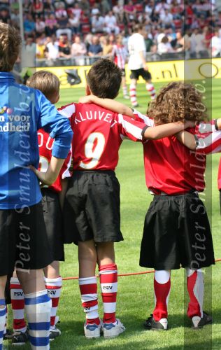 Eindhoven, 29 April 2007 Kampioenswestrijd PSV-Vitesse, eindstand 5-1
Seizoen 2006/2007 Onverwachts landskampioenschap voor PSV doordat de concurrent AZ verloor en Ajax een doelpunt tekort kwam.
Kinderen van Patrick kluivert en het zoontje van zijn vriendin Rosanna Lima
