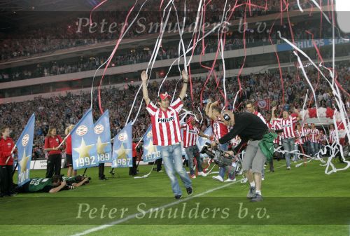 Eindhoven, 1 Mei 2007 Hulding Selektie van PSV in het PSV-stadion 2 dagen nadat zij voor de 20e maal kampioen zijn geworden van Nederland
Aanvoerder Phillip Cocu wordt vervelkomd door 35 000 supporters