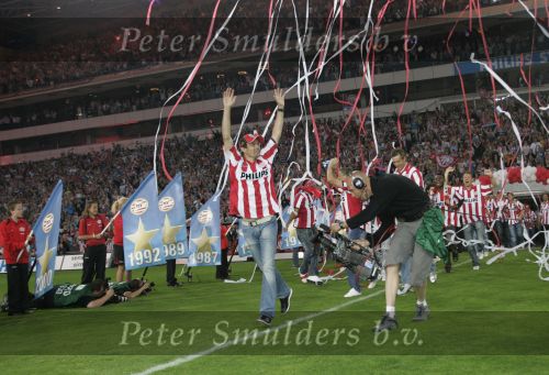 Eindhoven, 1 Mei 2007 Hulding Selektie van PSV in het PSV-stadion 2 dagen nadat zij voor de 20e maal kampioen zijn geworden van Nederland
Aanvoerder Phillip Cocu wordt vervelkomd door 35 000 supporters