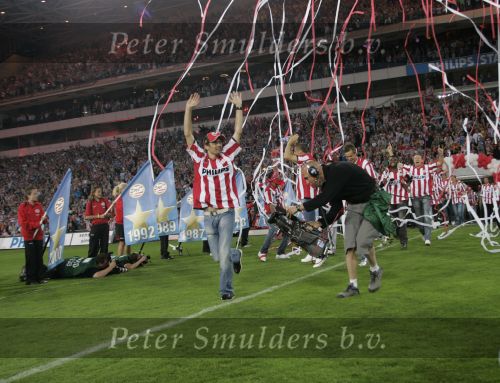 Eindhoven, 1 Mei 2007 Hulding Selektie van PSV in het PSV-stadion 2 dagen nadat zij voor de 20e maal kampioen zijn geworden van Nederland
Aanvoerder Phillip Cocu wordt vervelkomd door 35 000 supporters