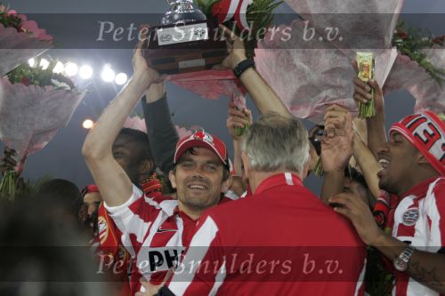 Eindhoven, 1 Mei 2007 Hulding Selektie van PSV in het PSV-stadion 2 dagen nadat zij voor de 20e maal kampioen zijn geworden van Nederland
Aanvoerder Phillip Cocu met de stadsbeker