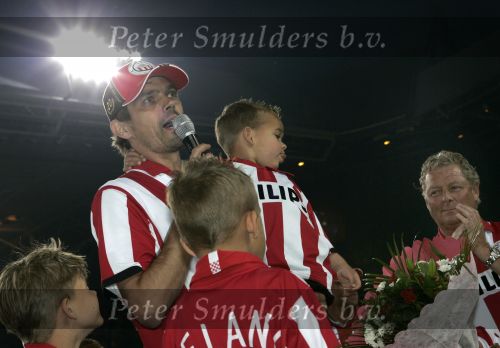 Eindhoven, 1 Mei 2007 Hulding Selektie van PSV in het PSV-stadion 2 dagen nadat zij voor de 20e maal kampioen zijn geworden van Nederland
Aanvoerder Phillip Cocu met zijn zoontje spreekt de supporters toe