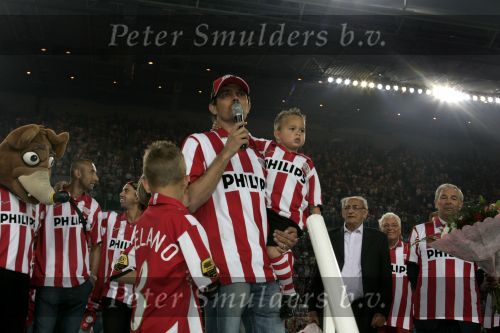 Eindhoven, 1 Mei 2007 Hulding Selektie van PSV in het PSV-stadion 2 dagen nadat zij voor de 20e maal kampioen zijn geworden van Nederland
Aanvoerder Phillip Cocu met zijn zoontje spreekt de supporters toe
