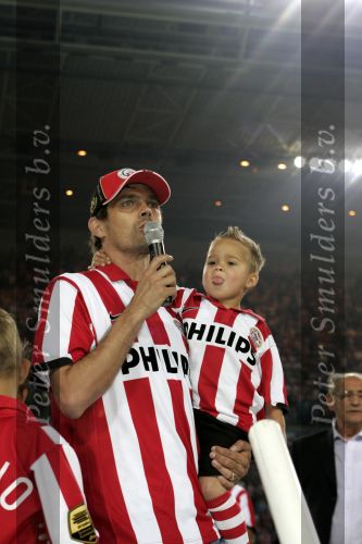 Eindhoven, 1 Mei 2007 Hulding Selektie van PSV in het PSV-stadion 2 dagen nadat zij voor de 20e maal kampioen zijn geworden van Nederland
Aanvoerder Phillip Cocu met zijn zoontje spreekt de supporters toe