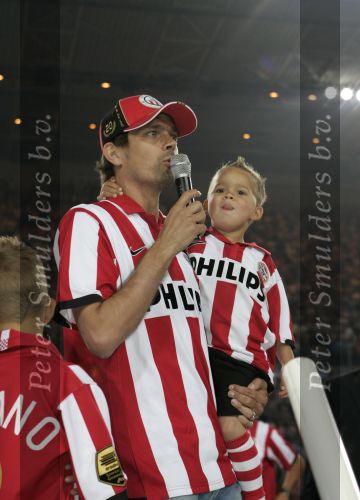 Eindhoven, 1 Mei 2007 Hulding Selektie van PSV in het PSV-stadion 2 dagen nadat zij voor de 20e maal kampioen zijn geworden van Nederland
Aanvoerder Phillip Cocu met zijn zoontje spreekt de supporters toe