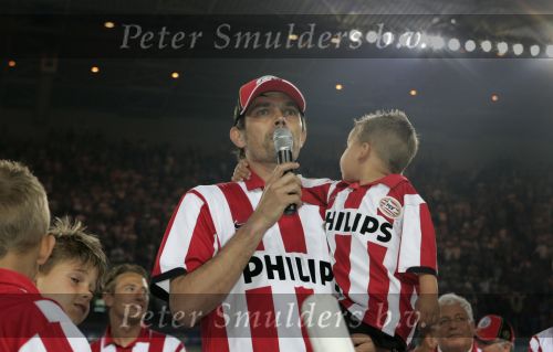 Eindhoven, 1 Mei 2007 Hulding Selektie van PSV in het PSV-stadion 2 dagen nadat zij voor de 20e maal kampioen zijn geworden van Nederland
Aanvoerder Phillip Cocu met zijn zoontje spreekt de supporters toe
