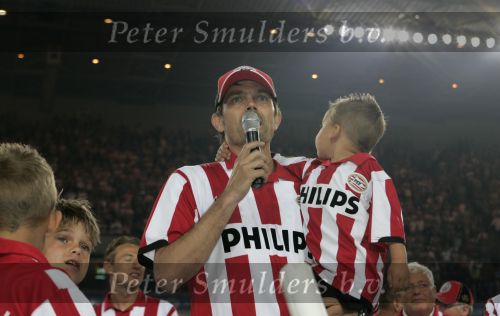 Eindhoven, 1 Mei 2007 Hulding Selektie van PSV in het PSV-stadion 2 dagen nadat zij voor de 20e maal kampioen zijn geworden van Nederland
Aanvoerder Phillip Cocu met zijn zoontje spreekt de supporters toe