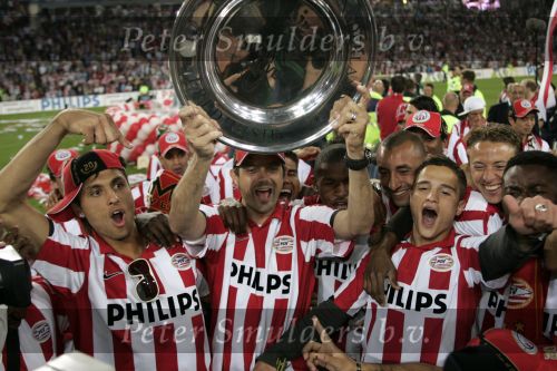 Eindhoven, 1 Mei 2007 Hulding Selektie van PSV in het PSV-stadion 2 dagen nadat zij voor de 20e maal kampioen zijn geworden van Nederland
Aanvoerder Phillip Cocu met de kampioensschaal met o.a.: Manuel Da Costa, Gomes, Ibrahim Afellay, Jan Kromkamp, Eric Addo