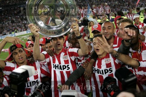Eindhoven, 1 Mei 2007 Hulding Selektie van PSV in het PSV-stadion 2 dagen nadat zij voor de 20e maal kampioen zijn geworden van Nederland
Aanvoerder Phillip Cocu met de kampioensschaal met o.a.: Manuel Da Costa, Gomes, Ibrahim Afellay, Jan Kromkamp, Eric Addo