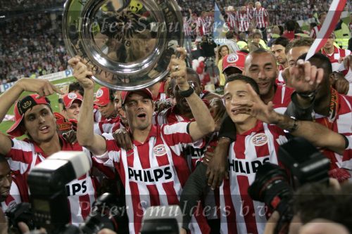 Eindhoven, 1 Mei 2007 Hulding Selektie van PSV in het PSV-stadion 2 dagen nadat zij voor de 20e maal kampioen zijn geworden van Nederlan
Aanvoerder Phillip Cocu met de kampioensschaal met o.a.: Manuel Da Costa, Gomes, Ibrahim Afellay