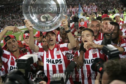Eindhoven, 1 Mei 2007 Hulding Selektie van PSV in het PSV-stadion 2 dagen nadat zij voor de 20e maal kampioen zijn geworden van Nederland
Aanvoerder Phillip Cocu met de kampioensschaal met o.a.: Manuel Da Costa, Gomes, Ibrahim Afellay, Jan Kromkamp, Eric Addo