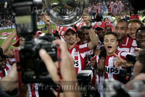 Eindhoven, 1 Mei 2007 Hulding Selektie van PSV in het PSV-stadion 2 dagen nadat zij voor de 20e maal kampioen zijn geworden van Nederland
Aanvoerder Phillip Cocu met de kampioensschaal met o.a.: Manuel Da Costa, Gomes, Ibrahim Afellay