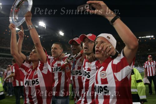 Eindhoven, 1 Mei 2007 Hulding Selektie van PSV in het PSV-stadion 2 dagen nadat zij voor de 20e maal kampioen zijn geworden van Nederland
Aanvoerder Phillip Cocu met de kampioensschaal met o.a.: Manuel Da Costa, Gomes, Ibrahim Afellay, Mika Vayrynen, Patrick Kluivert, Timmy Simons