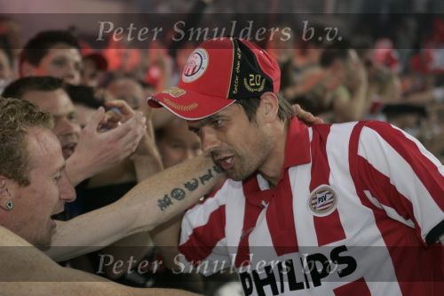 Eindhoven, 1 Mei 2007 Hulding Selektie van PSV in het PSV-stadion 2 dagen nadat zij voor de 20e maal kampioen zijn geworden van Nederland
Aanvoerder Phillip Cocu met enkele supporters in gesprek